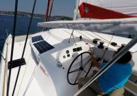 skipper dans cockpit de neel 45 trimaran voilier